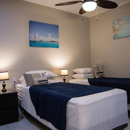 The Pier Beach Inn & Suites Виллемстад Экстерьер фото