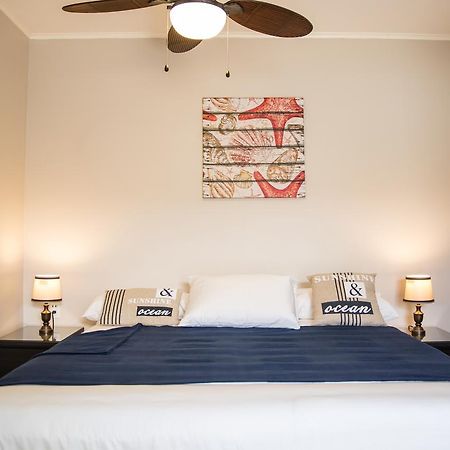 The Pier Beach Inn & Suites Виллемстад Экстерьер фото