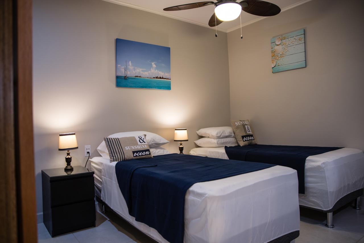The Pier Beach Inn & Suites Виллемстад Экстерьер фото