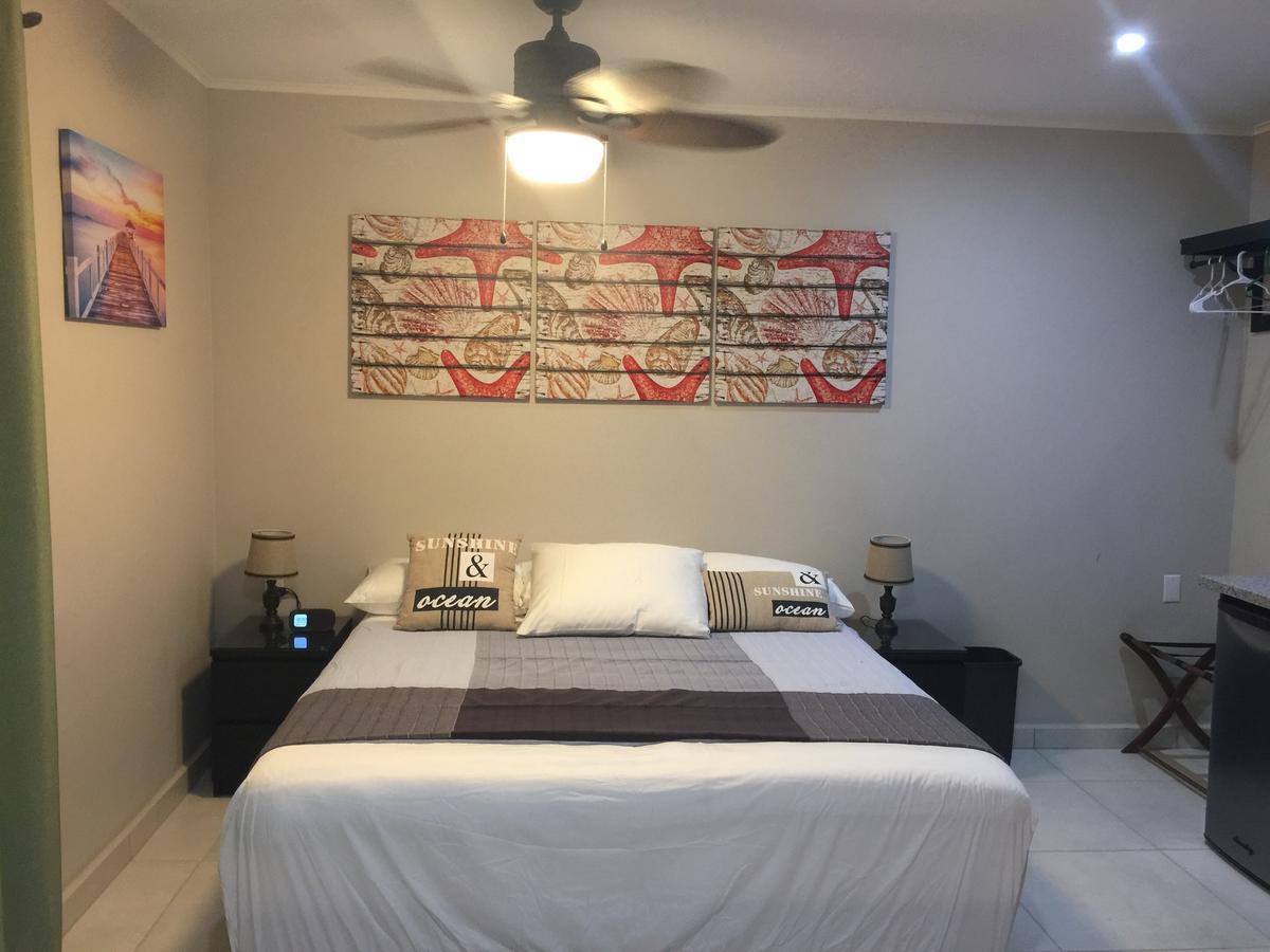 The Pier Beach Inn & Suites Виллемстад Экстерьер фото