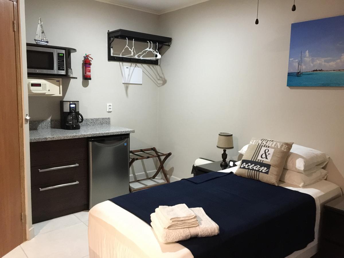 The Pier Beach Inn & Suites Виллемстад Экстерьер фото