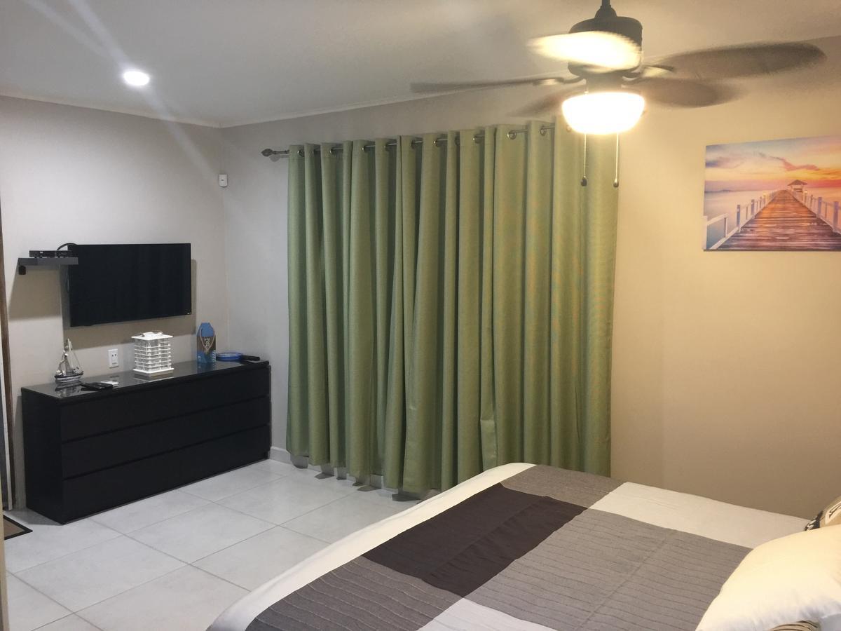 The Pier Beach Inn & Suites Виллемстад Экстерьер фото