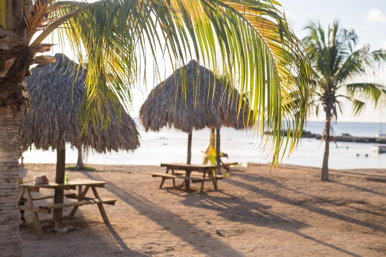 The Pier Beach Inn & Suites Виллемстад Экстерьер фото